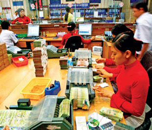 Theo dự báo của ông Nguyễn Phước Thanh, Tổng giám đốc Vietcombank, thời gian tới nhiều khả năng Ngân hàng Nhà nước sẽ tiếp tục giảm lãi suất cơ bản xuống dưới 12%/năm.