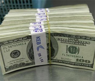 Nhìn ra một số nước trong khu vực, trong khi đồng tiền của họ đang lên giá so với đồng USD thì VND cứ canh cánh nỗi lo mất giá, mặc dù nền kinh tế những nước này có những nét tương đồng với Việt Nam - Ảnh: Reuters.