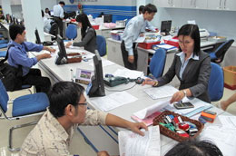 Khách hàng giao dịch tại Eximbank.