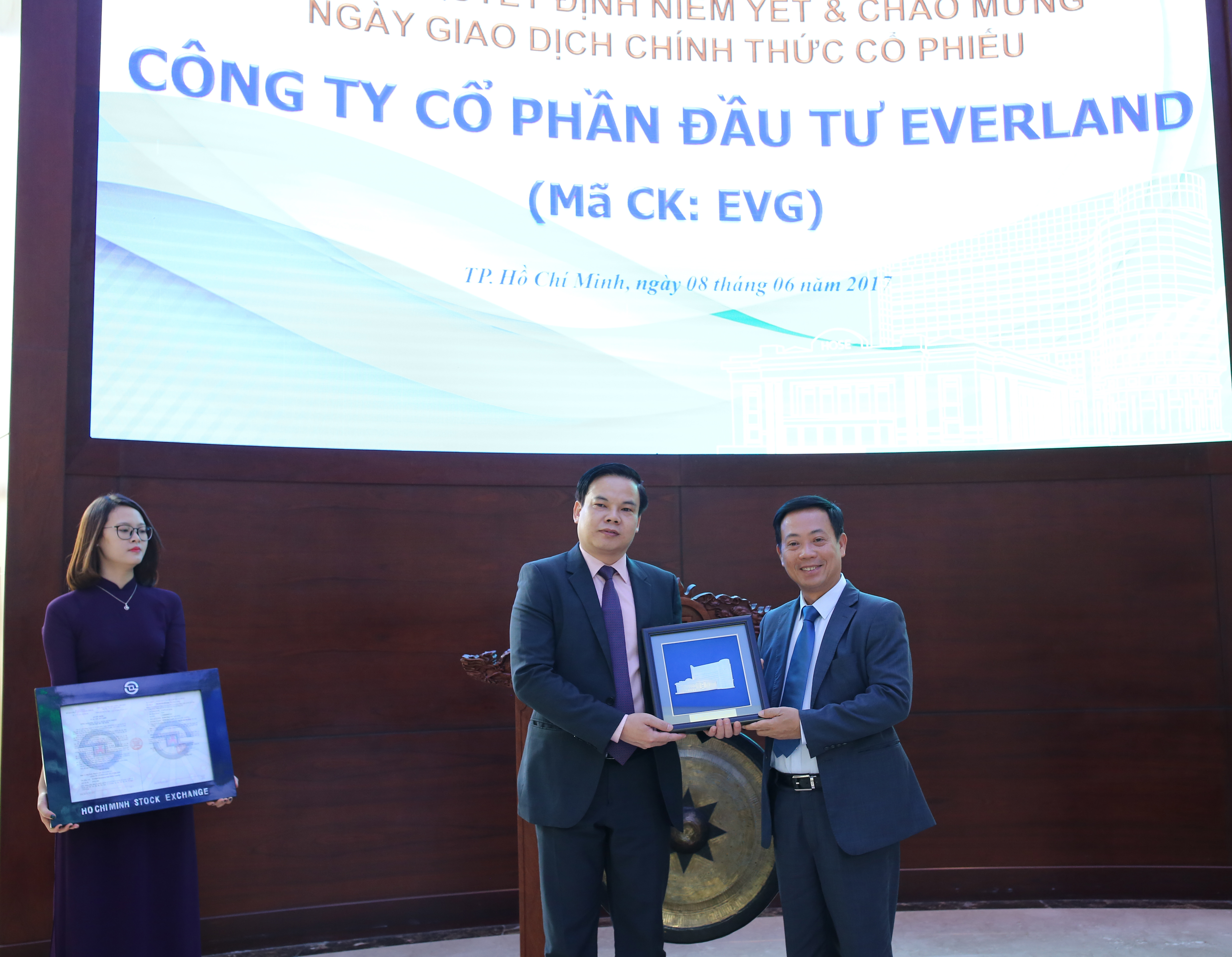 Ông Trần Văn Dũng - Chủ tịch HOSE trao quyết định cho ông Lê Đình Vinh - Chủ tịch Hội đồng Quản trị Everland.