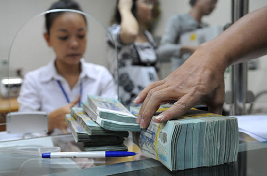 Như vậy, so với mặt bằng lãi suất hôm 26/6/2012, lãi suất qua đêm, kỳ hạn 1 tuần hiện đã giảm 4%/năm, kỳ hạn 1 tháng giảm 2-2,5%/năm - Ảnh: Ebank.