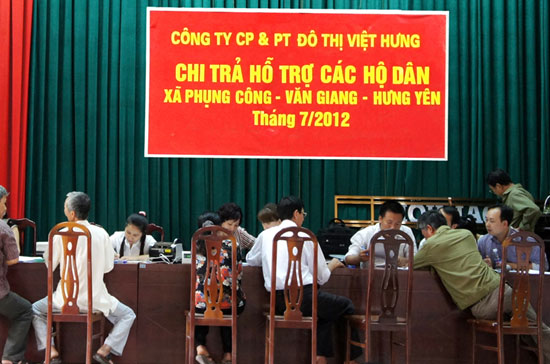 Người dân hai xã Phụng Công và Cửu Cao (Văn Giang, Hưng Yên) đến nhận tiền hỗ trợ sáng 12/7.