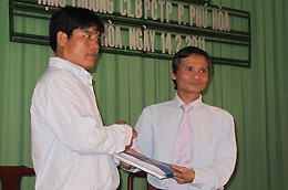 Lãnh đạo Eximbank trao sổ bảo hiểm cho thành viên Câu lạc bộ Phòng chống tội phạm phường Phú Hòa.