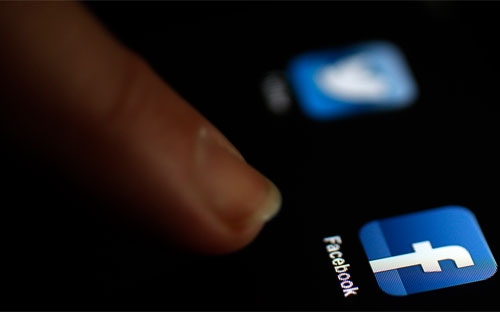 Mạng xã hội Facebook hiện có trung bình 728 triệu người dùng tích cực mỗi ngày, tăng 25% so với năm ngoái - Ảnh: Bloomberg.