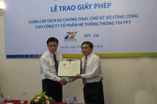 Lễ trao giấy phép cung cấp dịch vụ chứng thực chữ ký số công cộng cho FPT.