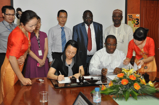 Lễ kí kết giữa FPT và Công ty 21st Century Technologies, Nigeria.