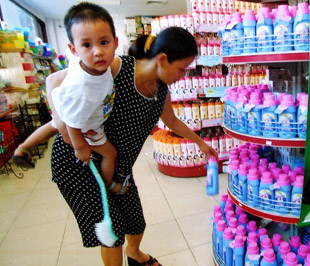 Thị trường bán lẻ được xem là sự tiến triển của thương mại hiện đại trong những năm qua vì doanh thu từ kênh phân phối này tăng 45% so với cùng kỳ năm ngoái - Ảnh: Việt Tuấn.