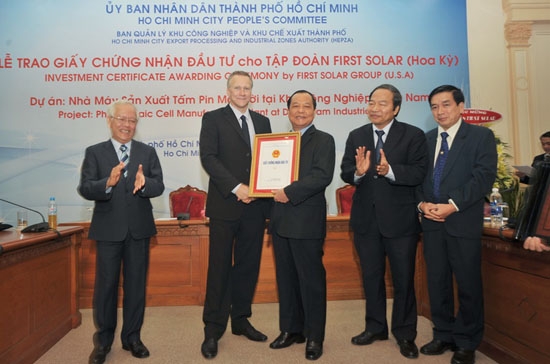Lễ trao giấy phép của dự án First Solar đầu năm 2011. Lãnh đạo UBND TP. HCM và Tập đoàn First Solar hẳn không nghĩ rằng sau một năm rưỡi đã phải rao bán nhà xưởng.