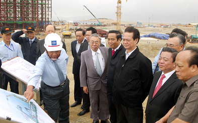 Lãnh đạo Formosa giới thiệu về dự án với Thủ tướng và các lãnh đạo tỉnh Hà Tĩnh.