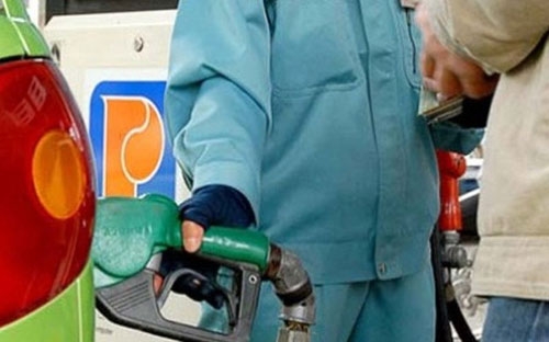 Từ khoảng cuối năm 2008 trở lại đây, thị trường xăng dầu thường xuyên 
bất ổn về giá, mà nguyên nhân là sự bất ổn về chính sách quản lý thị 
trường xăng dầu. 