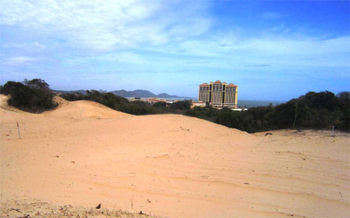 Khu vực sân golf nhìn về phía MGM Grand Hồ Tràm Beach.