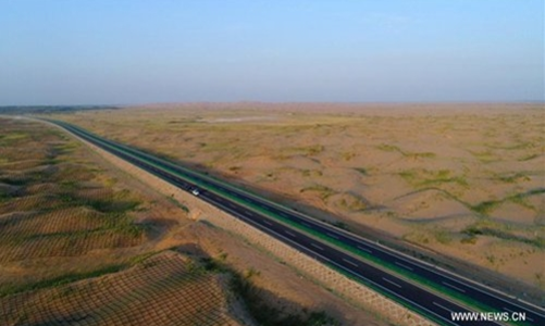 [Video] Cao tốc xuyên sa mạc dài nhất thế giới của Trung Quốc