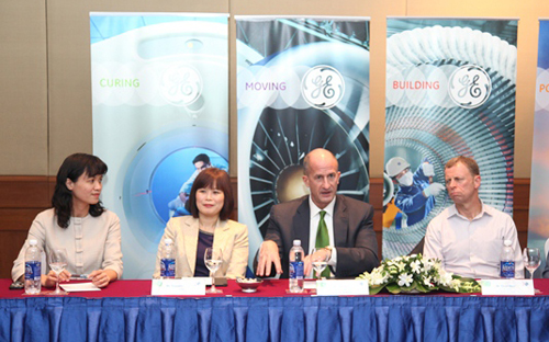 Ban lãnh đạo GE tại cuộc họp báo chiều 27/11.<br>