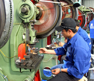 Các nhóm giải pháp nhằm thực hiện nhiệm vụ trọng tâm là tập trung mọi nỗ lực để chủ động ngăn chặn suy giảm kinh tế, thúc đẩy sản xuất, kinh doanh, đẩy mạnh xuất khẩu, kích cầu đầu tư và tiêu dùng, bảo đảm an sinh xã hội.