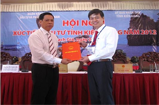 Lãnh đạo Tập đoàn Nam Cường nhận giấy chứng nhận đầu tư.