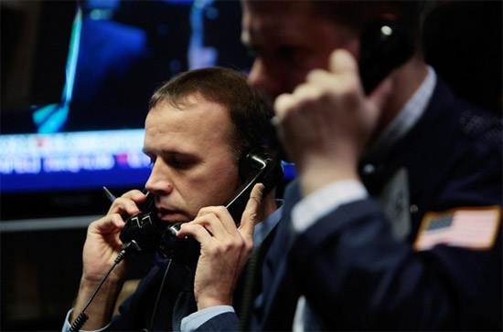 Ngoài lo ngại về sự phục hồi của nền kinh tế, giới đầu tư phiên này cũng bị tác động bởi những thông tin không mấy sáng sủa đến từ các tập đoàn lớn - Ảnh: Getty Images.