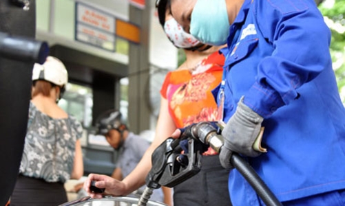 Giảm giá xăng dầu: Hãy đợi đấy!