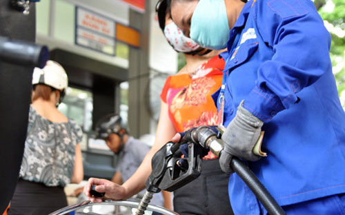 Khác với kỳ vọng của người tiêu dùng về việc giảm giá xăng dầu, ý 
kiến phản hồi từ doanh nghiệp cho thấy động thái giảm giá chưa được tính
 đến. 