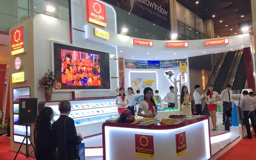 Đến với hội chợ triển lãm năm nay, Tập đoàn Hoa Sen tập trung giới thiệu 3 nhóm 
sản phẩm chủ lực: Tôn Hoa Sen, Ống nhựa Hoa Sen và Ống kẽm Hoa Sen.