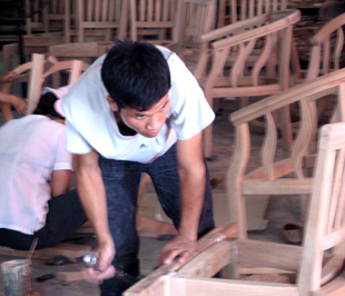 Hoàn thiện sản phẩm xuất khẩu sang châu Âu tại Công ty cổ phần nội thất Shinec - Ảnh: Anh Quân.