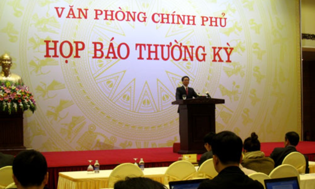Theo Bộ trưởng Vũ Đức Đam, Chính phủ chỉ đạo đi liền với đó, phải có lộ 
trình tiếp tục giảm lãi suất và xử lý nợ để làm sao doanh nghiệp nếu có 
vốn thì có thể khôi phục, phát triển sản xuất - Ảnh: Trang Anh. 