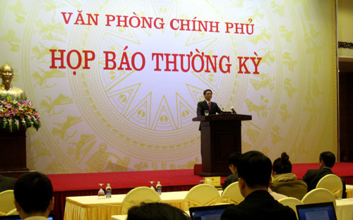 Theo Bộ trưởng Vũ Đức Đam, Chính phủ chỉ đạo đi liền với đó, phải có lộ 
trình tiếp tục giảm lãi suất và xử lý nợ để làm sao doanh nghiệp nếu có 
vốn thì có thể khôi phục, phát triển sản xuất - Ảnh: Trang Anh. 