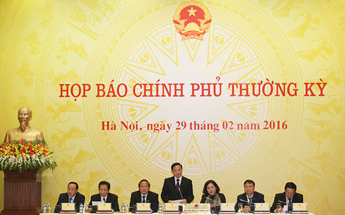 Phó chủ nhiệm Văn phòng Chính phủ Nguyễn Khắc Định chủ trì buổi họp báo Chính phủ chiều tối 29/2.<br>