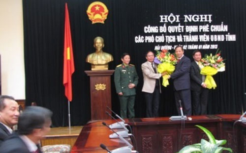 Lễ công bố quyết định của Thủ tướng phê chuẩn 2 phó chủ tịch UBND tỉnh Hải Dương ngày 2/1/2013.<br>