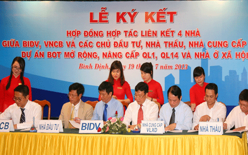 Ông Phan Thành Mai (thứ nhất từ trái qua) - Thường trực Hội đồng Quản 
trị Ngân hàng Xây dựng Việt Nam tham gia lễ ký kết.