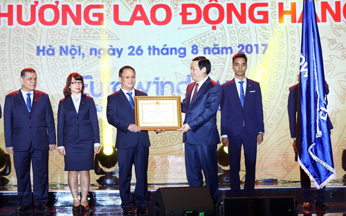 Tối ngày 26/8/2017 vừa qua, Eurowindow tiếp tục đón nhận Huân chương lao động hạng Nhì do Chủ tịch nước trao tặng trong lễ kỷ niệm 15 năm thành lập.