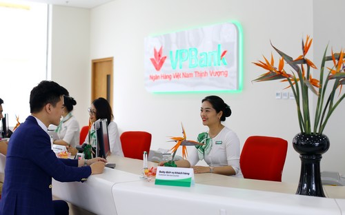 Khách hàng giao dịch tại VPBank.