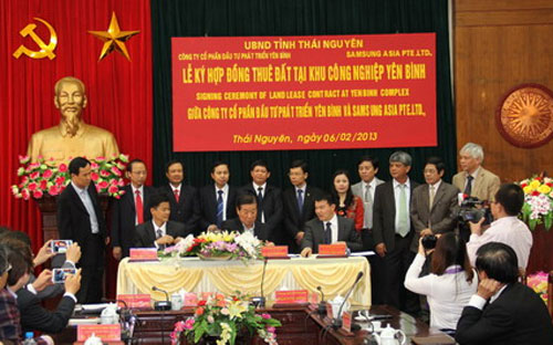 Lễ ký kết hợp đồng thuê đất với Công ty Cổ phần Đầu tư phát triển Yên Bình - Ảnh: Cổng thông tin điện tử tỉnh Thái Nguyên.<br>