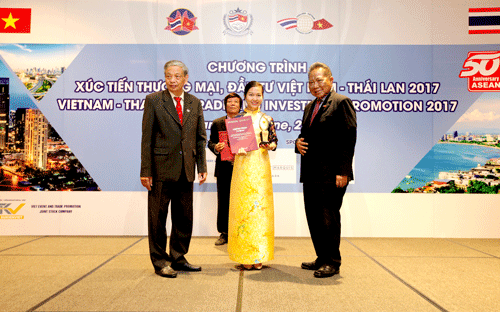 Bà Nguyễn Thị Thu Hà - đại diện Nam A Bank vinh dự nhận Giải thưởng từ Chương trình tại Bangkok - Thái Lan.