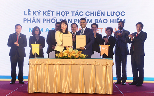 Bà Lương Thị Cẩm Tú - Tổng giám đốc Nam A Bank và ông Anantharaman Sridharan, Tổng giám đốc FWD cùng ký kết hợp tác chiến lược phân phối sản phẩm bảo hiểm. <br>
