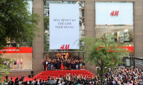 Đẳng cấp không gian H&M sử dụng kính TID