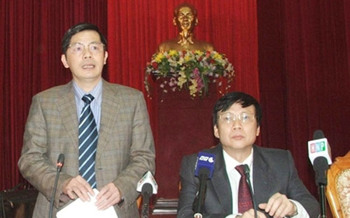 Ông Trần Huy Sáng (trái) và ông Hồ Quang Lợi tại buổi giao ban báo chí -&nbsp; Ảnh: TP.