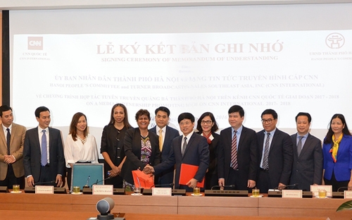 Đại diện lãnh đạo Hà Nội và CNN ký bản ghi nhớ hợp tác.<br>