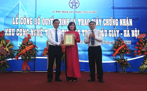 <span style="font-family: 'Times New Roman'; font-size: 15px;">Lễ trao Giấy chứng nhận "Khu Công nghệ thông tin tập trung" đầu tiên tại Hà Nội.</span>