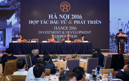 Thủ tướng Nguyễn Xuân Phúc đồng chủ trì hội nghị kêu gọi đầu tư của Hà Nội, trong đó yêu cầu thành phố phải tháo dỡ ngay một số rào cản về tư duy và hành động.<br>