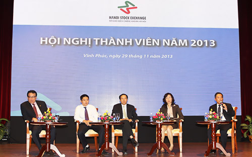 Đại diện HNX, Ủy ban Chứng khoán Nhà nước, Trung tâm lưu ký tham gia buổi trao đổi tại Hội nghị thành viên thường niên 2013.