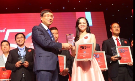 Đại diện tập đoàn Hoà Phát nhận giải thưởng cuối tuần qua.<br>