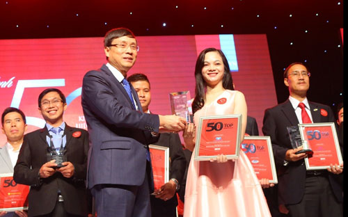 Đại diện tập đoàn Hoà Phát nhận giải thưởng cuối tuần qua.<br>