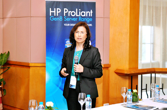 Bà Trần Thị Minh Thuận, Tổng giám đốc HP Việt Nam công bố máy chủ quản trị tự động HP ProLiant thế hệ 8 của HP - Ảnh: M.Chung 