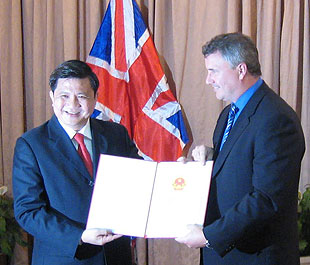 Thống đốc Ngân hàng Nhà nước Việt Nam trao giấy phép thành lập ngân hàng con 100% cho HSBC.