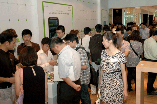 Khách hàng tại lễ khai trương Showroom HTC.