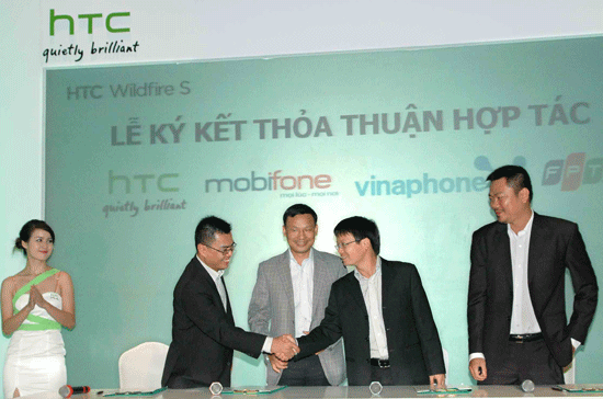 Lễ ký kết giữa HTC, MobiFone và VinaPhone.