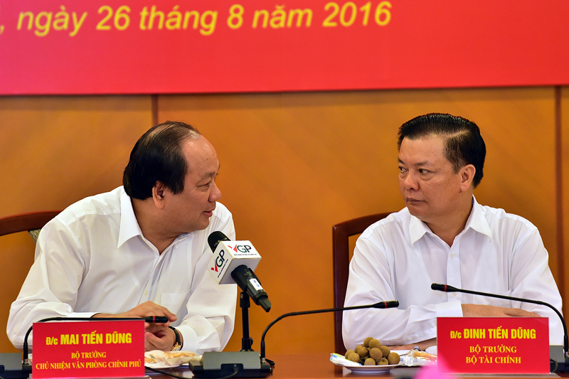 Bộ trưởng - Chủ nhiệm Văn phòng Chính phủ Mai Tiến Dũng và Bộ trưởng Tài chính Đinh Tiến Dũng trao đổi với nhau tại buổi làm việc sáng 26/8.<br>