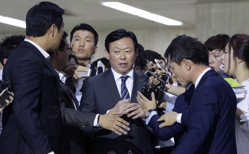 Người con trai thứ, ông Shin Dong Bin - Ảnh: Bloomberg