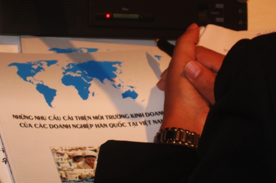 Cuốn sách đề cập 74 vấn đề doanh nghiệp Hàn Quốc gặp phải khi kinh doanh tại Việt Nam - Ảnh: Anh Quân.