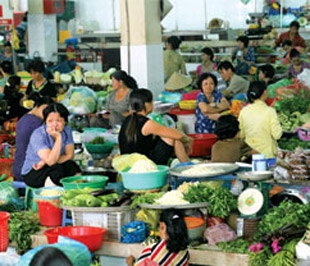 Hoạt động buôn bán đang rất ế ẩm, một phần do dân cư cạn kiệt sức mua, một phần do tâm lý chờ giảm giá.